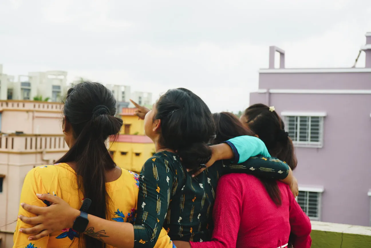 Women supported by Offspring together in community
